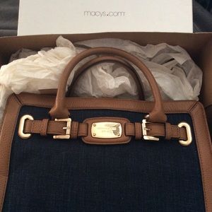 Michael Kors brand new purse!! Never been used.